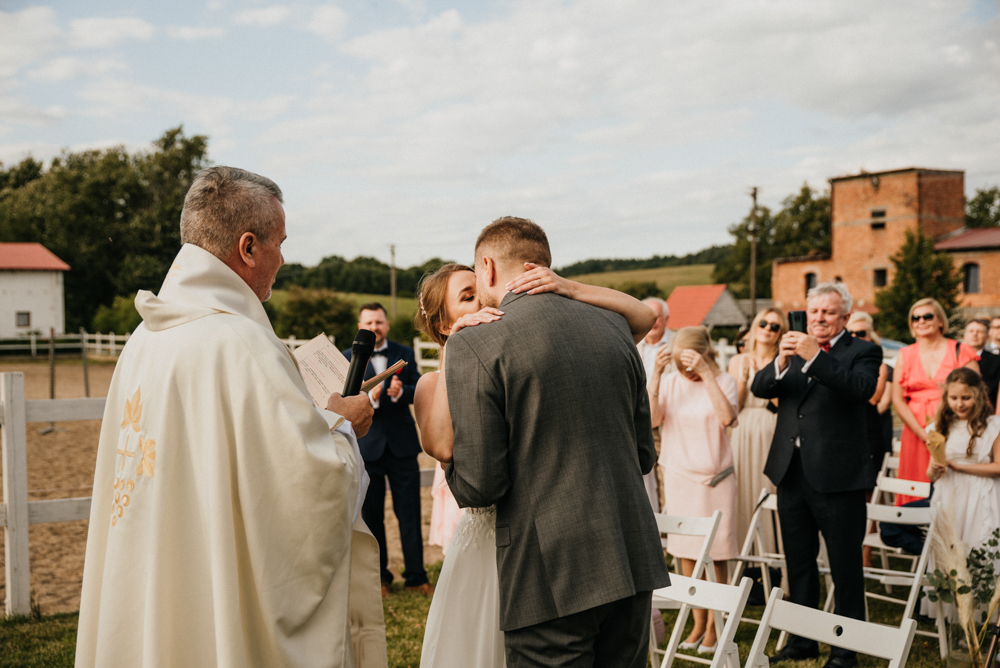 Plenerowy ślub kościelny