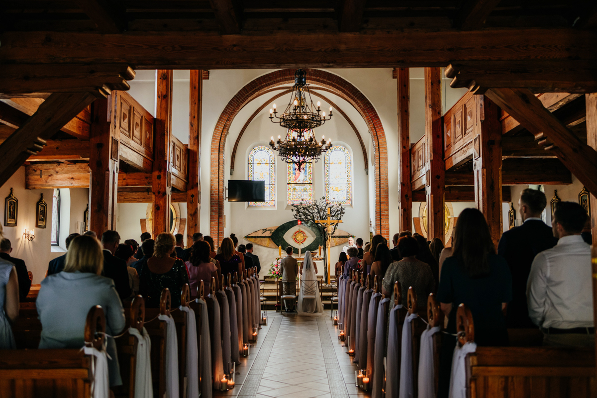ślub kościelny para młoda Kaszuby emocje