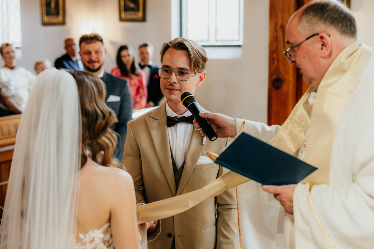 ślub kościelny para młoda Kaszuby emocje