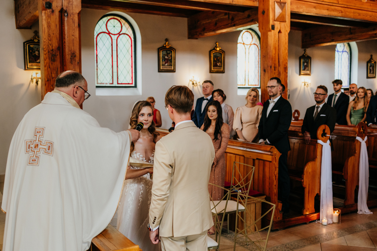 ślub kościelny para młoda Kaszuby emocje